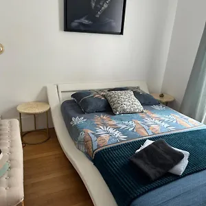 Guest Nearby Champs Elysees Apartment